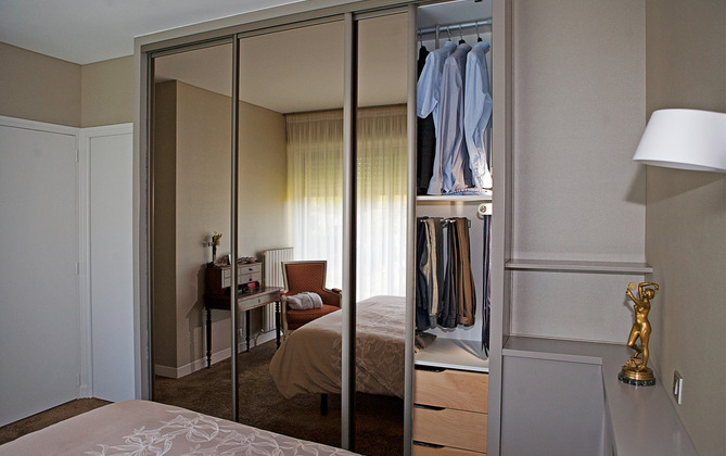 portes miroirs, cotés laqués brun