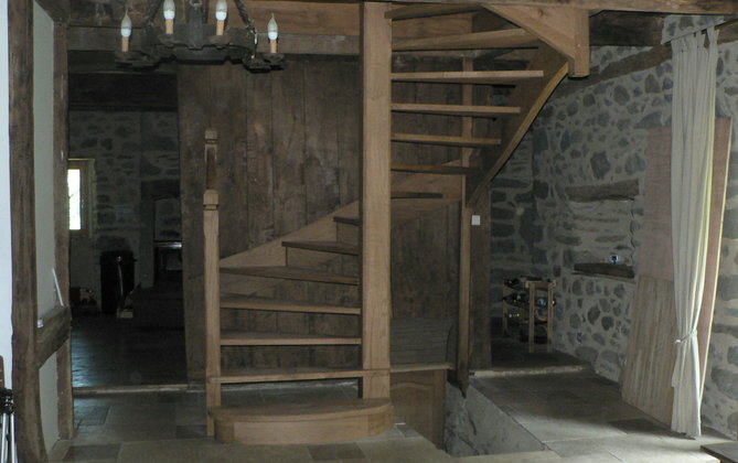 escalier 2/4 tournant en chêne massif avec gardes corps et balustres en fer