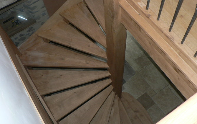 escalier 2/4 tournant en chêne massif avec gardes corps et balustres en fer