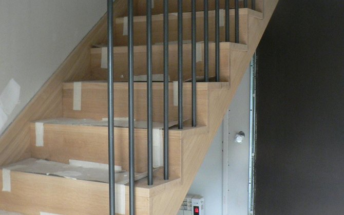 escalier 1/4 tournant en chêne avec contremarches et barres en métal