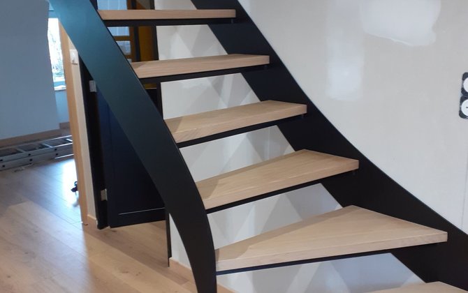 escaliers avec marches en chêne et structure métallique