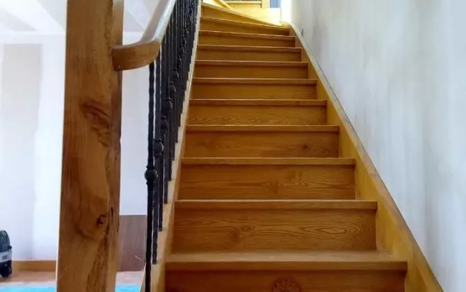 escalier 1/4 tournant en frêne massif teinté et verni - barreaudage en fer forgé