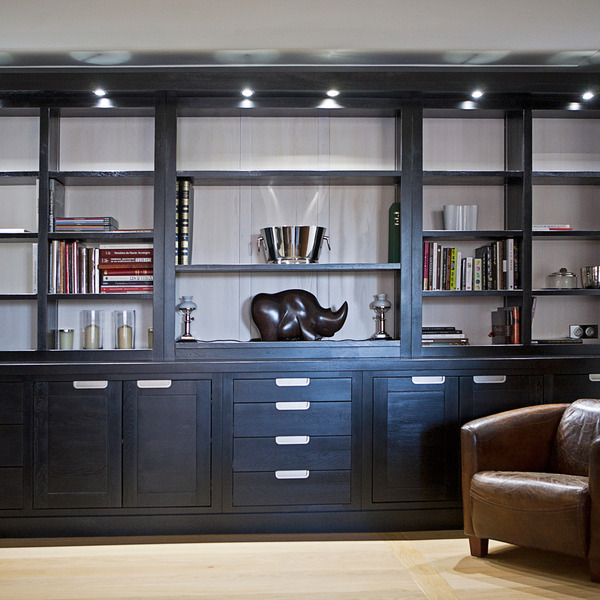 Bibliothèque teintée ébène intérieur blanc