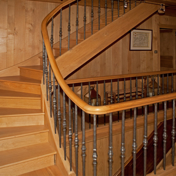 escalier chêne et fer débillardé (limon courbe sans poteaux)