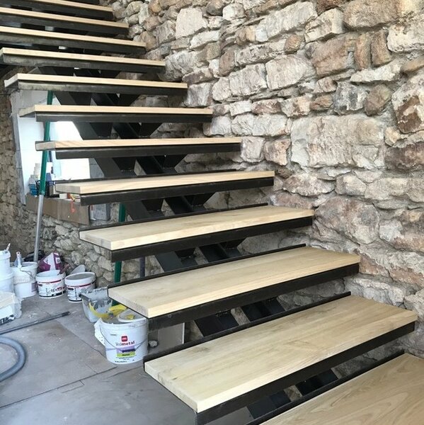 marches d'escalier et planchers mezzanine en châtaigner
