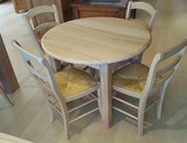 petite table de ferme en chêne massif finition huile naturelle, table ronde et ses 4 chaises finition verni naturel