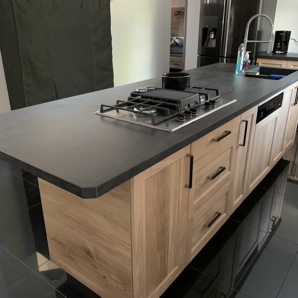 Cuisine avec portes à cadres en chêne massif avec ilot central, finition vernis naturel mat plan de travail en ceramique Basalte black