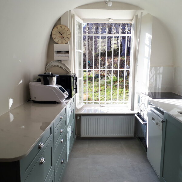 Cuisine en hêtre massif laquée vert ficus, plan de travail dekton TUNDRA aspect marbre brillant